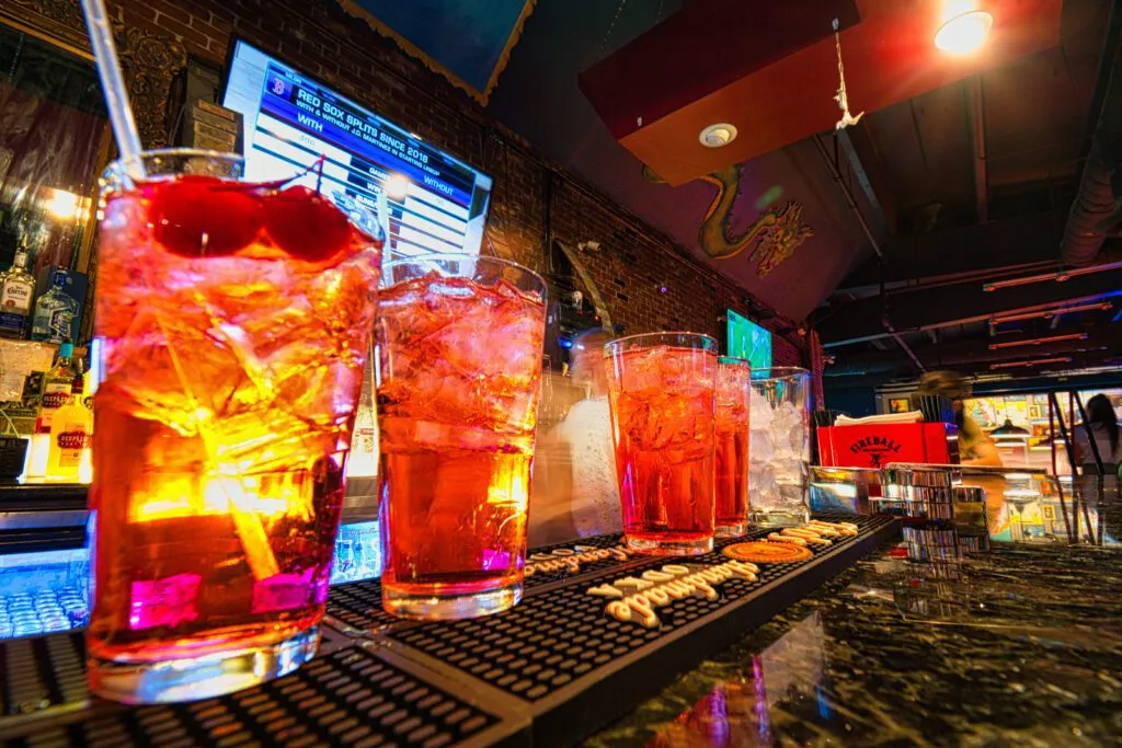 /img/20894-tarantula-pool-bar-seating.webp