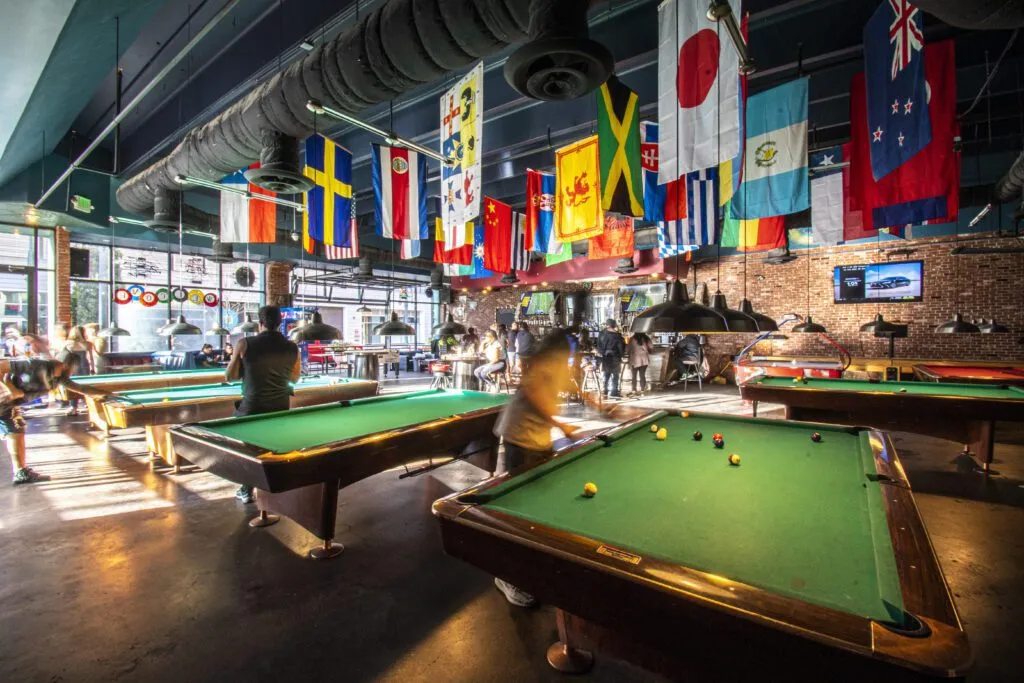/img/21069-pool-hall-friends.webp